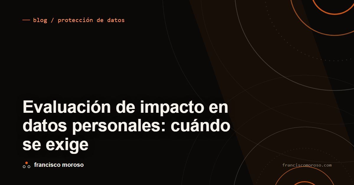 Portada oscura con el título Evaluación de impacto en datos personales: cuándo se exige en tipografía blanca, la etiqueta blog / protección de datos arriba con un tick naranjo, una franja diagonal más clara a la derecha y arcos de anillos concéntricos, algunos en naranjo, que entran desde las esquinas superior e inferior derecha.