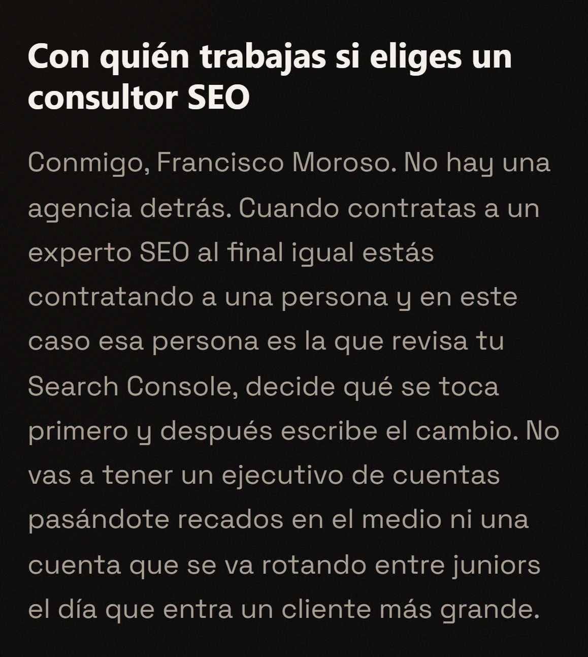 Sección de la ficha de consultor SEO titulada Con quién trabajas si eliges un consultor SEO. Están marcadas las frases No hay una agencia detrás y ejecutivo de cuentas.