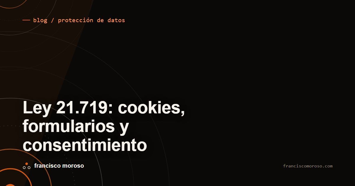 Portada oscura con el título Ley 21.719: cookies, formularios y consentimiento en tipografía blanca, la etiqueta blog / protección de datos arriba con un tick naranjo, y anillos concéntricos recortados por el borde inferior izquierdo con una banda diagonal naranja tenue detrás.