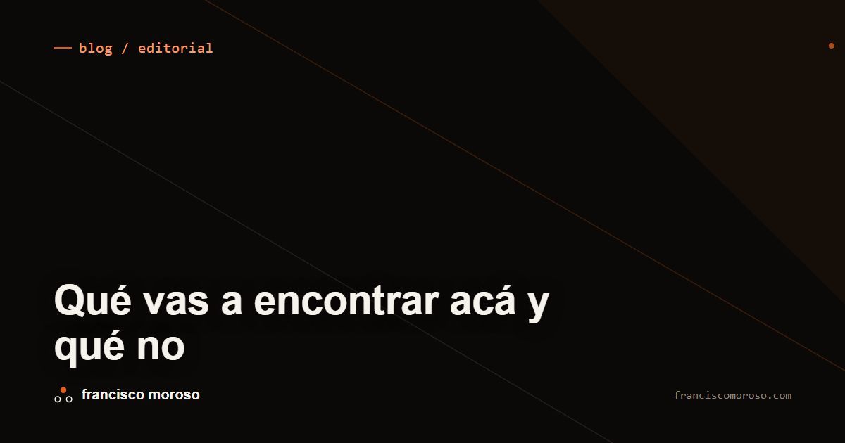 Portada oscura con el título Qué vas a encontrar acá y qué no en tipografía blanca, la etiqueta blog / editorial arriba con un tick naranjo, y dos líneas diagonales finas más un plano oscuro tenue en la esquina superior derecha, composición sobria con poca tinta.