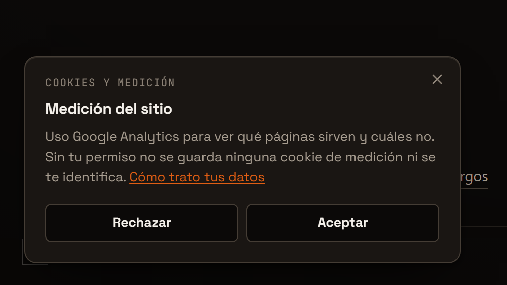 Banner de cookies en la esquina inferior izquierda de la pantalla. Los botones Rechazar y Aceptar tienen el mismo borde, el mismo alto y la misma tipografía, ninguno con relleno de color. El enlace a la política de privacidad va dentro del texto y arriba a la derecha hay una equis para cerrar sin decidir.